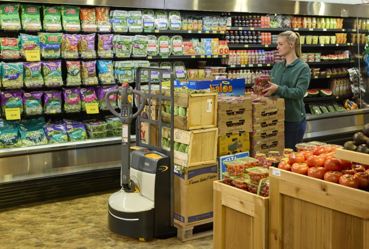 Die Mitgeh-Hubwagen der WJ 50 Serie von Crown eignen sich besonders für den Lkw-Transport und Bordsteinkantenlieferungen sowie für den Einsatz im Groß- und Einzelhandel.