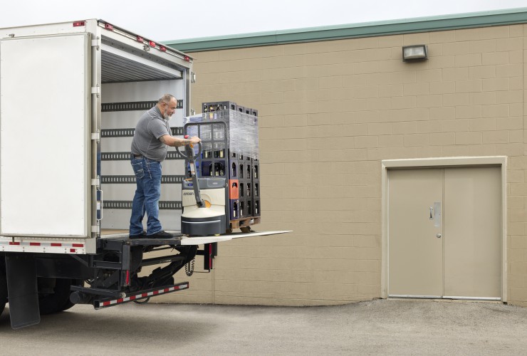 Der WJ 50 von Crown vereint Robustheit, Wendigkeit und Ergonomie und ermöglicht es dem Bediener, effizienter zu arbeiten und in kürzerer Zeit mehr zu erreichen.