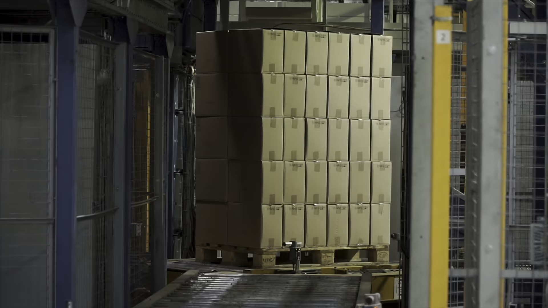 Palletized goods move through an automated storage and retrieval area, illustrating the intralogistics flows Logibot's platform analyses and optimizes.