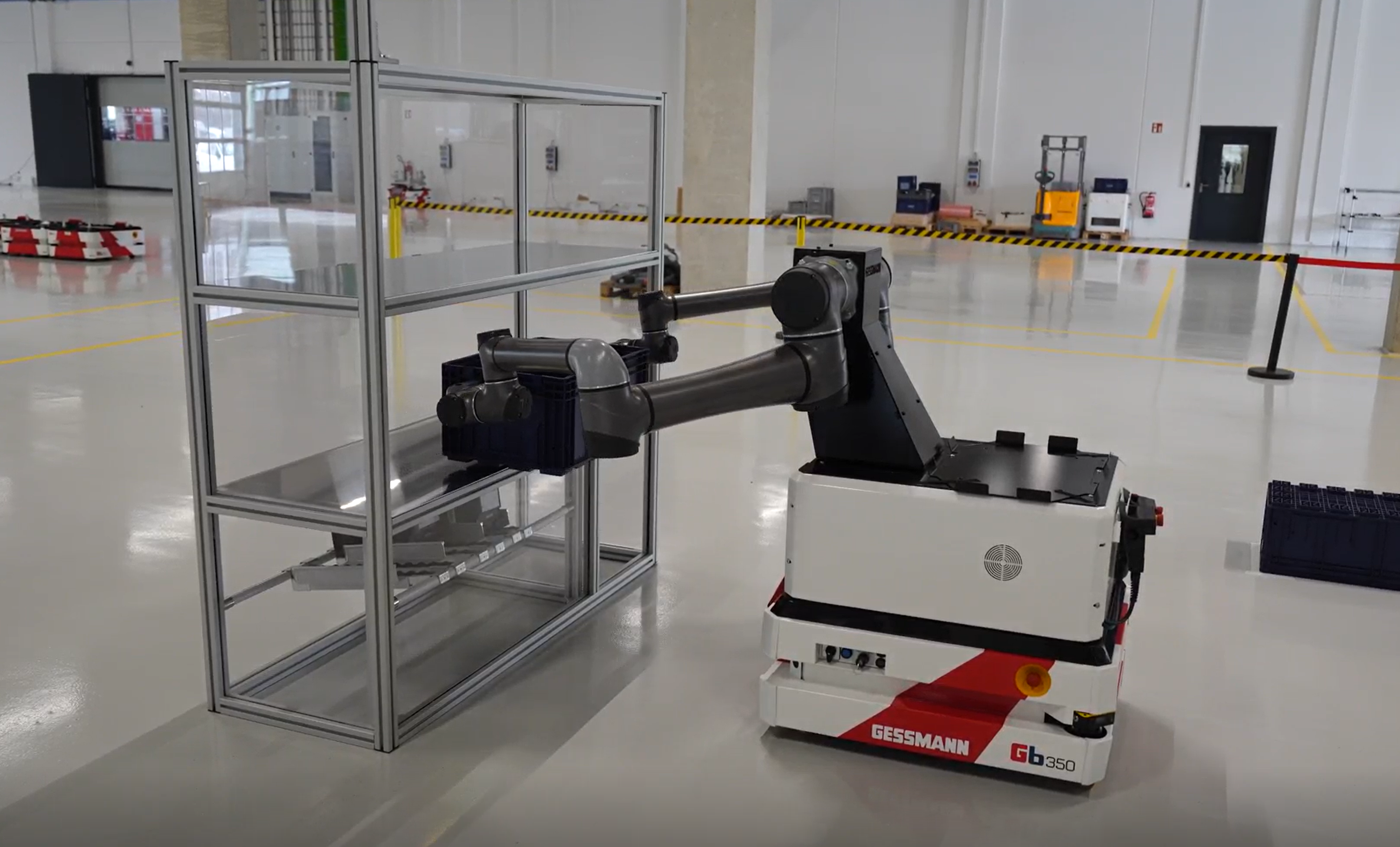 Dual Arm AGV in der Versuchshalle.