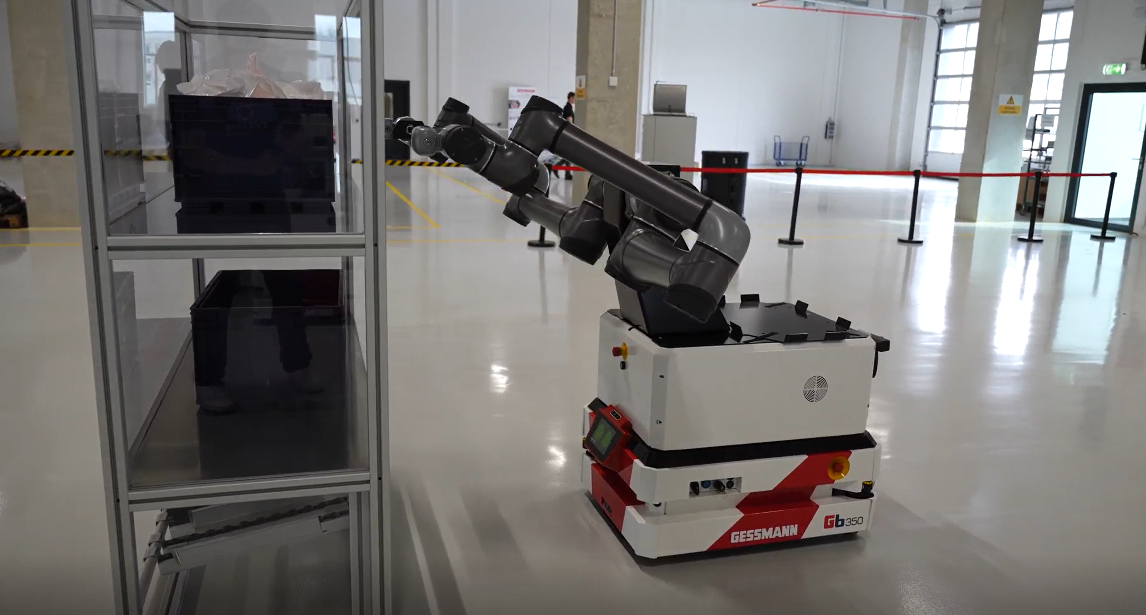 Dual Arm AGV in der Versuchshalle.