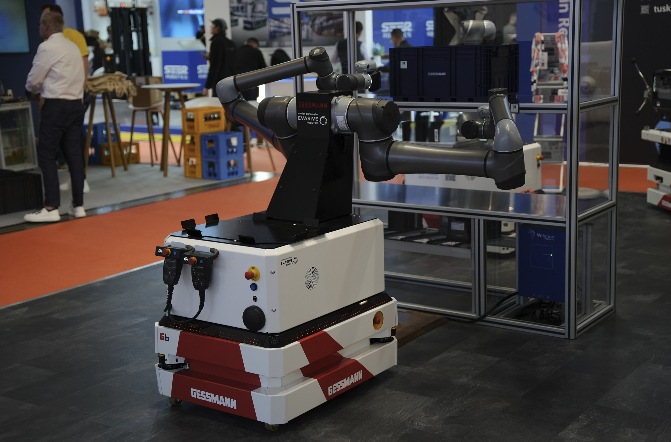 Dual Arm AGV auf der Logimat 2026.