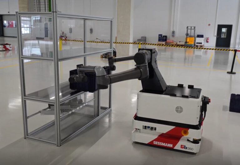 Dual Arm AGV in der Versuchshalle.