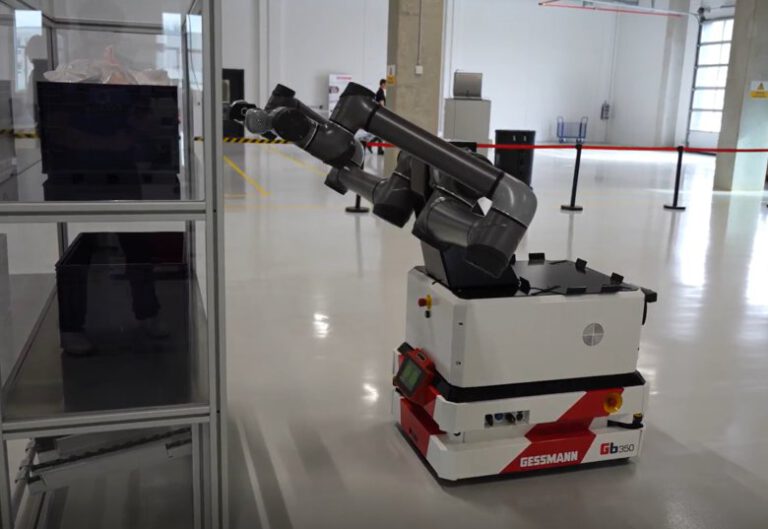Dual Arm AGV in der Versuchshalle.