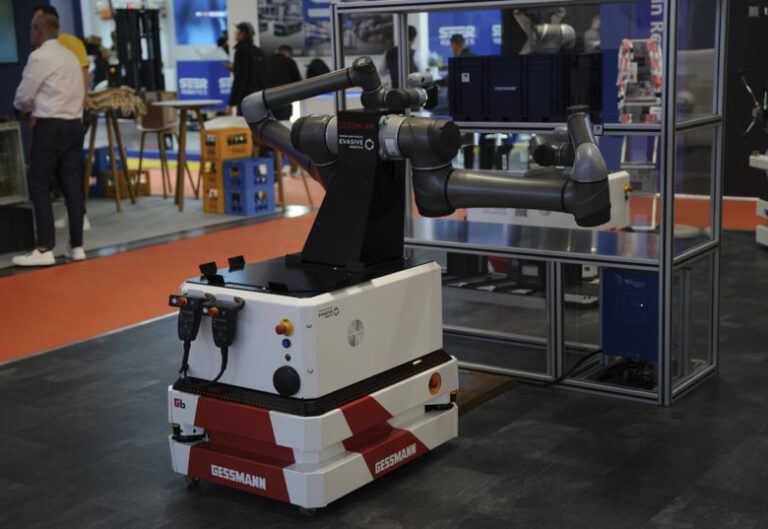 Dual Arm AGV auf der Logimat 2026.